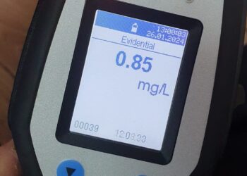 Un bărbat de 42 de ani, băut la volan, s-a răsturnat cu mașina pe strada Ion Ghica, la intersecția cu strada Moș Ion Roată