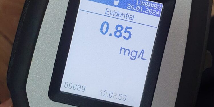 Un bărbat de 42 de ani, băut la volan, s-a răsturnat cu mașina pe strada Ion Ghica, la intersecția cu strada Moș Ion Roată