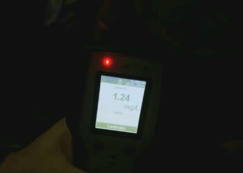 Băut și cu permisul suspendat, a lovit patru vehicule parcate. Polițiștii l-au reținut pentru 24 de ore