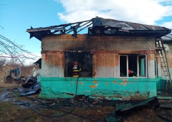 Un incendiu cauzat de jarul căzut dintr-o sobă a dus la arderea a trei camere de locuit și a bunurilor din acestea