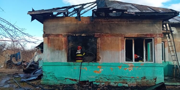 Un incendiu cauzat de jarul căzut dintr-o sobă a dus la arderea a trei camere de locuit și a bunurilor din acestea