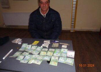 Bloca automatele de bilete ale Braicar, apoi aborda călătorii din stație ca să le vândă bilete contrafăcute