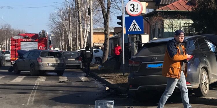 Accident cu două persoane rănite pe Bulevardul Dorobanților