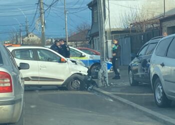O tânără conducătoare auto a intrat cu mașina într-un stâlp de electricitate