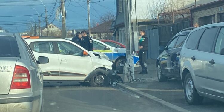O tânără conducătoare auto a intrat cu mașina într-un stâlp de electricitate