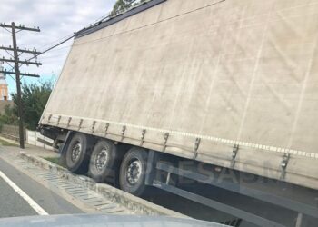 Un șofer ucrainean, aflat sub influența alcoolului, a intrat cu autotrenul în gardul unei locuințe din localitatea Berteștii de Jos