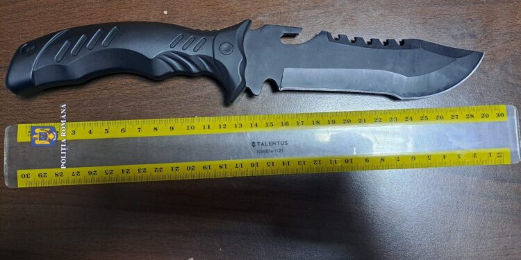 Un minor de 14 ani a urcat cu un cuțit asupra sa într-un microbuz de transport persoane