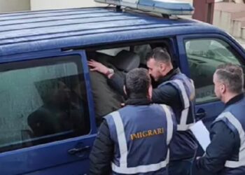 Peste 100 de cetățeni străini îndepărtați sub escortă de polițiștii de imigrări