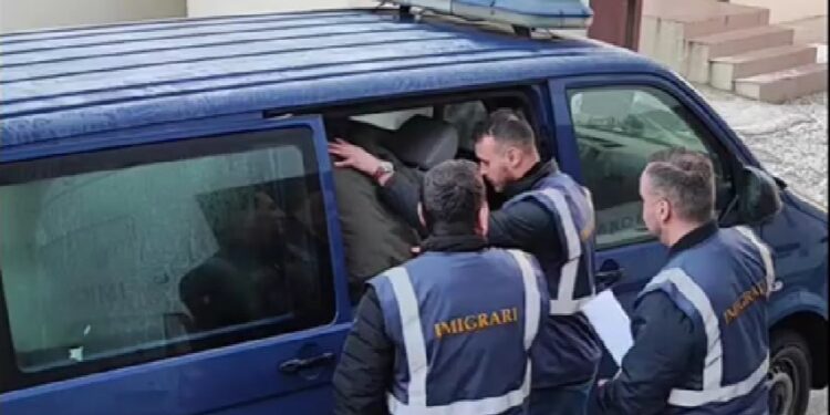 Peste 100 de cetățeni străini îndepărtați sub escortă de polițiștii de imigrări