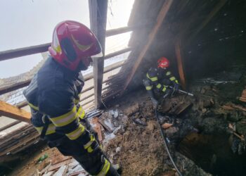Incendiu la o locuință din Ciocile din cauza jarului căzut dintr-o sobă