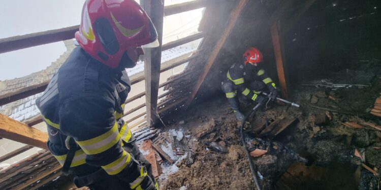 Incendiu la o locuință din Ciocile din cauza jarului căzut dintr-o sobă