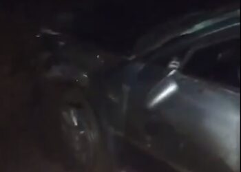 Conducător auto începător, s-a răsturnat cu mașina în afara părții carosabile