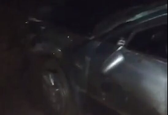 Conducător auto începător, s-a răsturnat cu mașina în afara părții carosabile