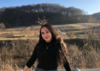 Boala i-a furat un rinichi, acum vrea să-i fure și viața. Lupta unei tinere de 21 de ani cu o boală rară