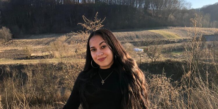 Boala i-a furat un rinichi, acum vrea să-i fure și viața. Lupta unei tinere de 21 de ani cu o boală rară