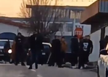 Video: Scandal în stradă între două familii din Galați