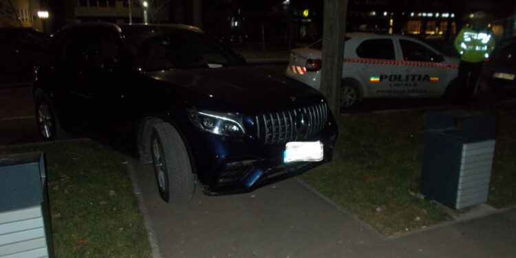 Amendat de Poliția Locală după ce a parcat autoturismul pe spațiul verde de pe Bulevardul Independenței