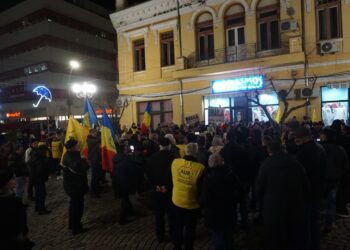 Protest cu lumânări electrice desfășurat de AUR în fața sediului PSD