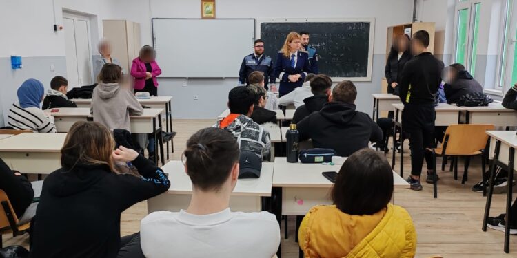 Activități de informare a elevilor Colegiului Tehnic ”Costin D. Nenițescu”, în cadrul Proiectului local ”Violența nu naște lideri!”