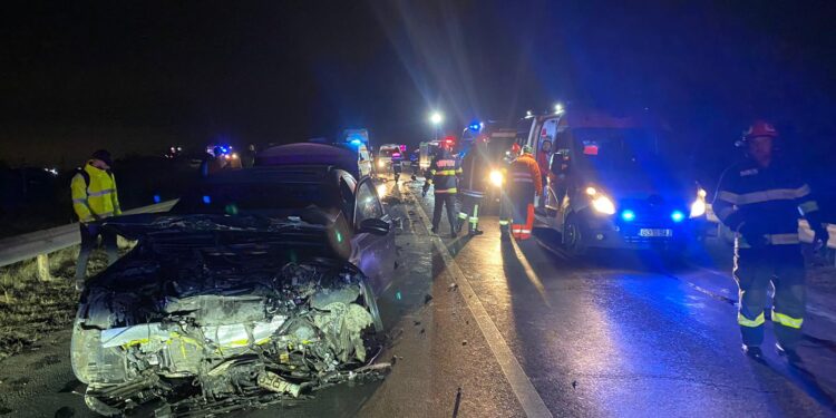 Accident grav pe DN 25, la Traian sat (Braniștea) în județul Galați. O persoană decedată și șapte persoane rănite