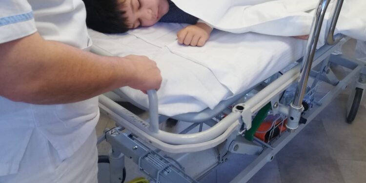 Un copil de doar 7 ani se luptă cu leucemia și are nevoie urgent de transplant de măduvă