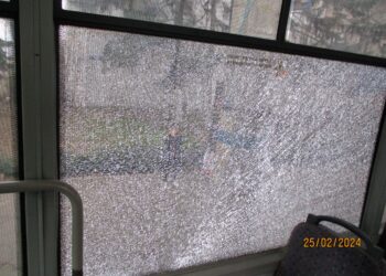 Un tânăr de 28 a aruncat cu o piatră în geamul unui autobuz