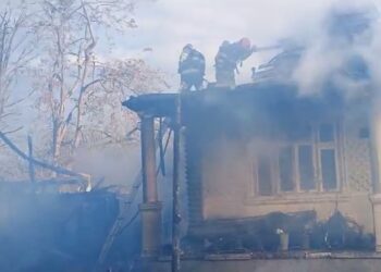 Video: Un incendiu pornit dintr-un solar din comuna Matca s-a extins și la o casă din apropiere