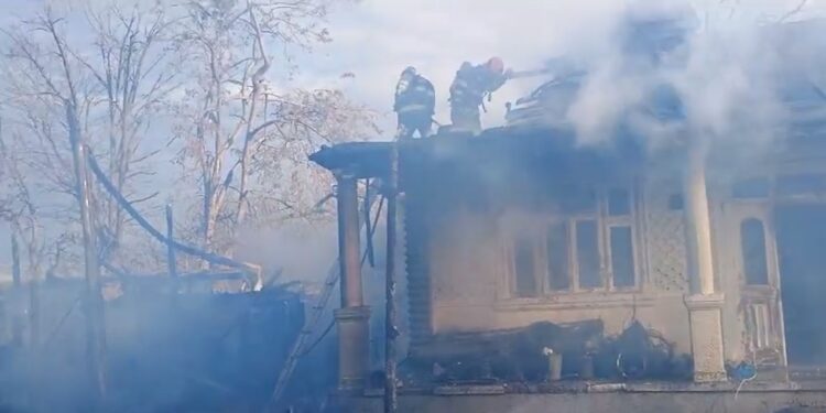 Video: Un incendiu pornit dintr-un solar din comuna Matca s-a extins și la o casă din apropiere