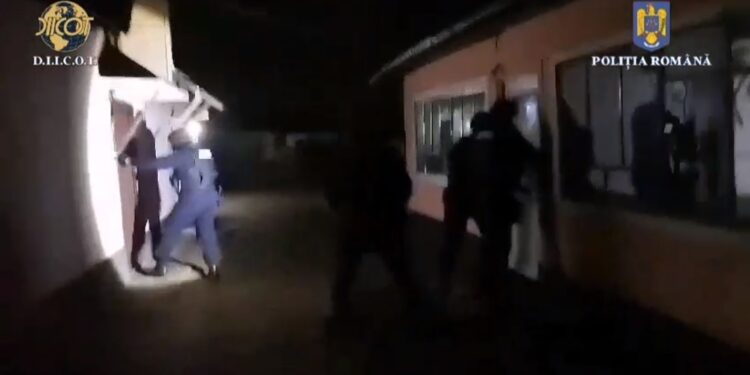 Percheziții în județele Brăila, Dâmbovița și Prahova. Trei suspecți au recrutat mai multe persoane, printre care și o minoră, și le-au constrâns, prin acte de violență și amenințare, să practice prostituția