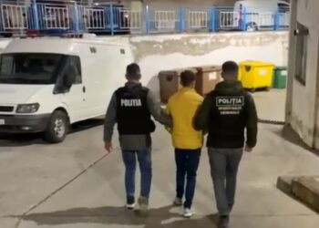 Reținut pentru 24 de ore de polițiști, pus sub control judiciar de judecători. Un tânăr de 16 ani acuzat de furturi de telefoane mobile lăsate în autoturisme parcate