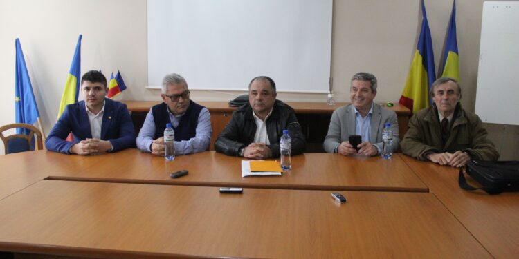 Foștii membrii ai AUR Brăila acuză faptul că sediul partidului era mai mereu închis, iar în partid au apărut noi membri cu simpatii USL-iste, dați afară sau care nu se mai regăseau în PNL
