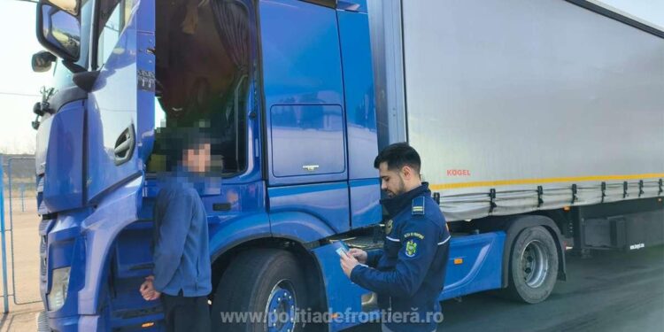 A prezentat la controlul de frontieră de la Zona Liberă Brăila, pentru ansamblul rutier condus, polițe de asigurare obligatorie false