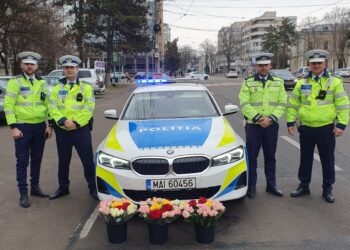 Participantele la trafic ”amendate” de polițiști cu câte o floare