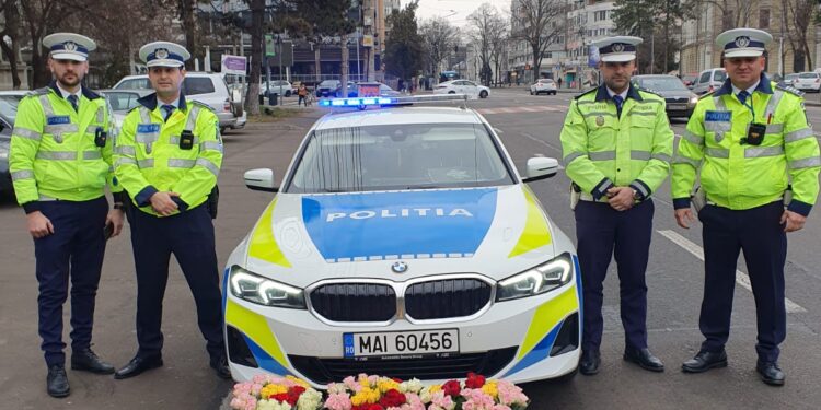Participantele la trafic ”amendate” de polițiști cu câte o floare