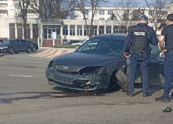 Un brăilean băut a intrat cu mașina în sensul giratoriu din zona intersecției dintre Șoseaua Buzăului și Calea Călărașilor