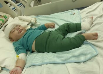 Speranță împachetată în două genți: Povestea disperată a unor părinți deciși să-și salveze bebelușul de leucemie