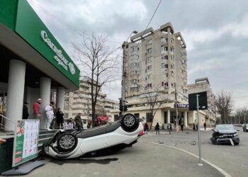 O persoană accidentată după o coliziune între două autoturisme la intersecția Bulevardului Independenței cu strada Școlilor