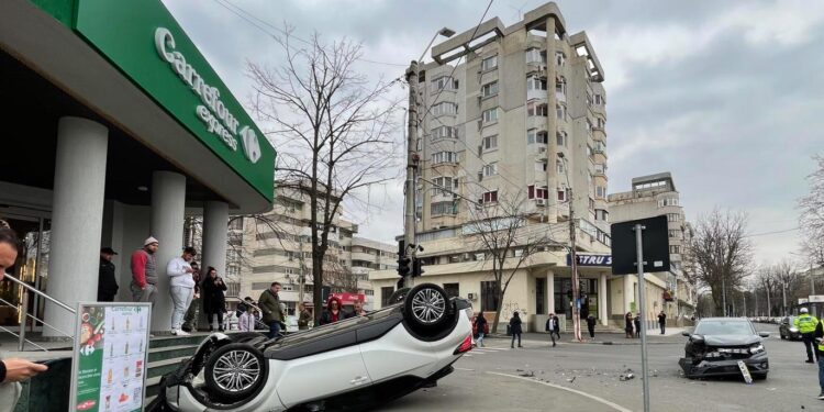 O persoană accidentată după o coliziune între două autoturisme la intersecția Bulevardului Independenței cu strada Școlilor