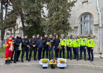 Flori și zâmbete de la reprezentanții Ministerului Afacerilor Interne pentru doamne și domnișoare
