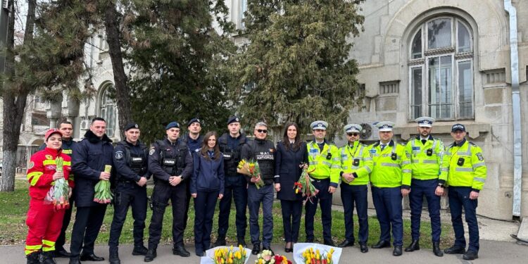 Flori și zâmbete de la reprezentanții Ministerului Afacerilor Interne pentru doamne și domnișoare