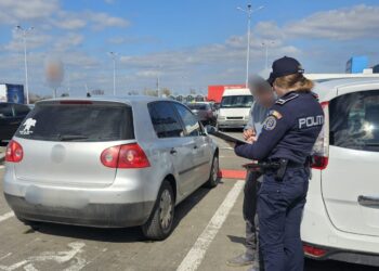 Șoferii care parchează fără drept pe locurile pentru persoane cu dizabilități amendați de polițiști