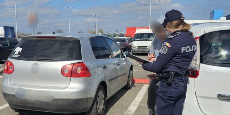 Șoferii care parchează fără drept pe locurile pentru persoane cu dizabilități amendați de polițiști