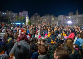 Sâmbătă, 23 martie, în intervalul orar 20:30 – 21:30, circa 460 de copii au susținut momente muzicale în Piața Independenței din Brăila și au celebrat Ora Pământului
