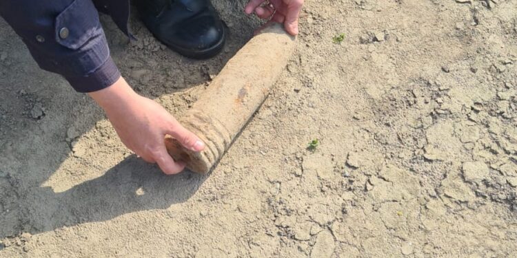 Proiectil găsit în urma unor lucrări în curtea unei gospodării din comuna Gropeni