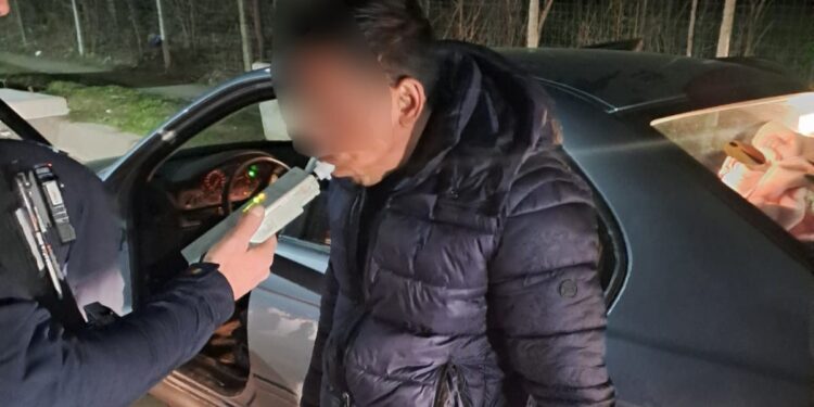 Băut la volanul mașinii prietenului său, deși nu avea permis de conducere