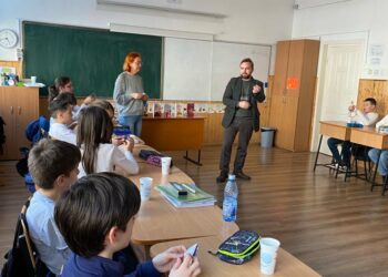 Întâlnire a elevilor de la Școala ”Mihu Dragomir” cu scriitorul Liviu Chifane