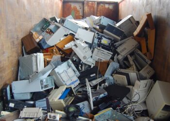 Polițiștii brăileni au descoperit la un agent economic circa 5 tone de deșeuri periculoase