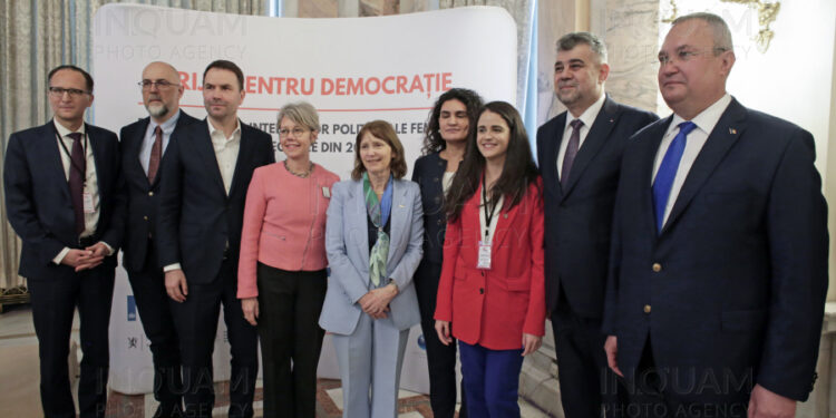 Femeile din România vor mai multe femei în politică. 78% dintre femei cred că numărul femeilor implicate în politică este prea mic