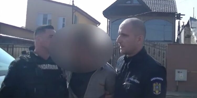 Video: Act de sesizare pentru ultraj! Un bărbat a vrut să lovească jandarmii cu lopata și cărămizi, apoi i-a amenințat cu moartea