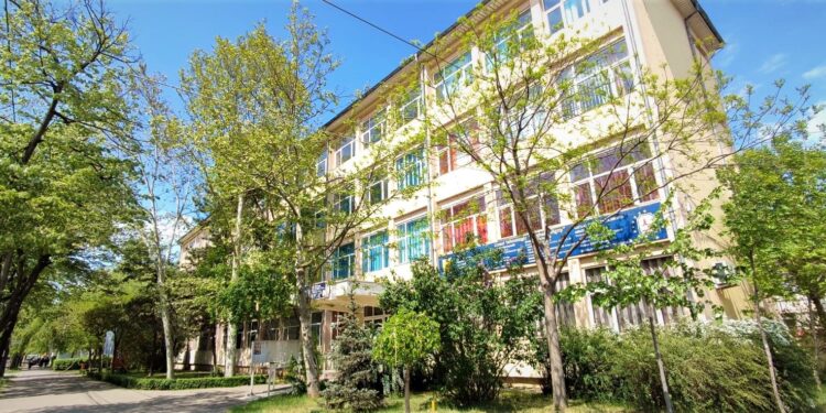 Copil agresat de un coleg de clasă. Conducerea liceului spune că ar fi făcut tot posibilul să medieze conflictul dintre cei doi copii de clasa a IV-a
